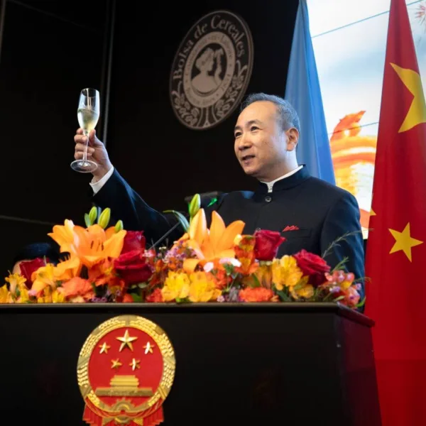 China acusó al embajador de EE.UU. de estar "motivado por la mentalidad de guerra fría"