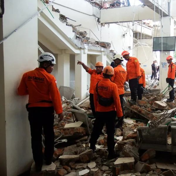 Terremoto de 7,7 en Indonesia: hay al menos 38 muertos y buscan sobrevivientes entre los escombros