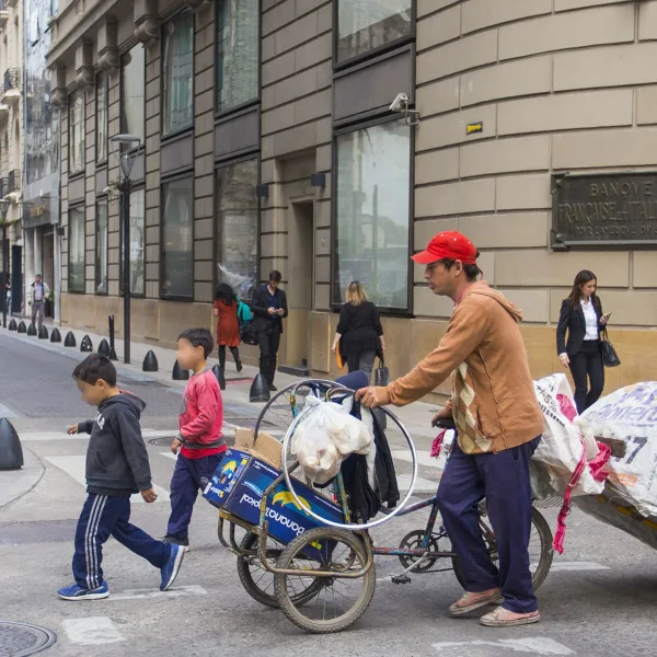 Casi el 40% de niños y adolescentes argentinos tienen dificultad para acceder a ropa y calzado