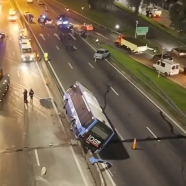 Un colectivo chocó contra un auto y quedó sobre el muro que divide los carriles de la General Paz