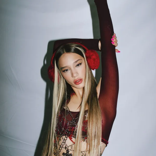 Ángela Torres sorprende a su público con un nuevo single “21 de agosto”