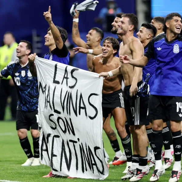 10 partidos de suspensión para Paredes: dura sanción de la FIFA a la Argentina por la bandera de Malvinas y la pelea en la final