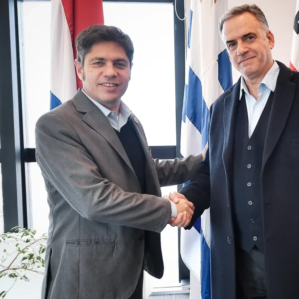 Axel Kicillof firmó acuerdos de cooperación en Uruguay y se reunió con Yamandú Orsi