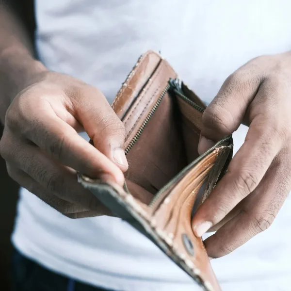 Casi la mitad de los hogares argentinos no llega a fin de mes y recurre a ahorros o deudas