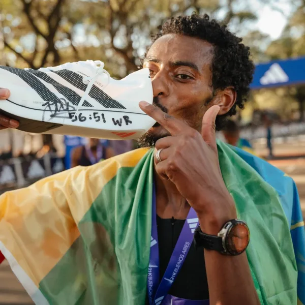 Yomif Kejelcha hizo historia en Buenos Aires: ganó la Media Maratón y rompió el récord mundial