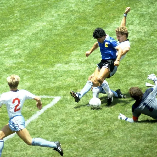 Subastaron la pelota con la que Maradona le hizo los goles a Inglaterra en México 1986