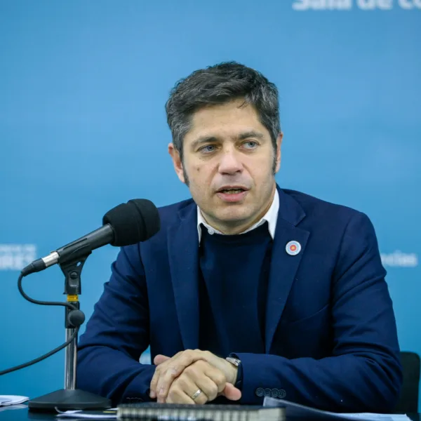 Kicillof tildó de "cinismo" la postura de Milei frente a la crisis de los comercios