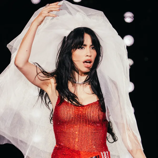"¡Me enamoré, taradas!": Lali presenta "1Amor", la versión en vivo de su single ahora con video