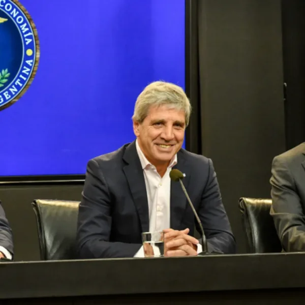 Caputo anunció una línea de créditos hipotecarios con fondos de la ANSES