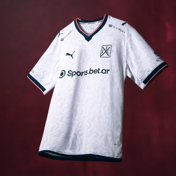 Con detalles históricos, Independiente presentó su nueva camiseta alternativa