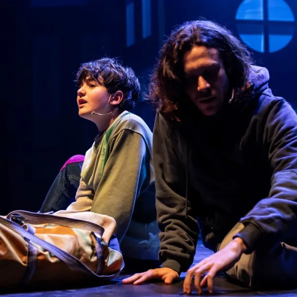 "Los Ojos del Perro Siberiano" llegó al teatro: todo lo que tenés que saber de este clásico argentino