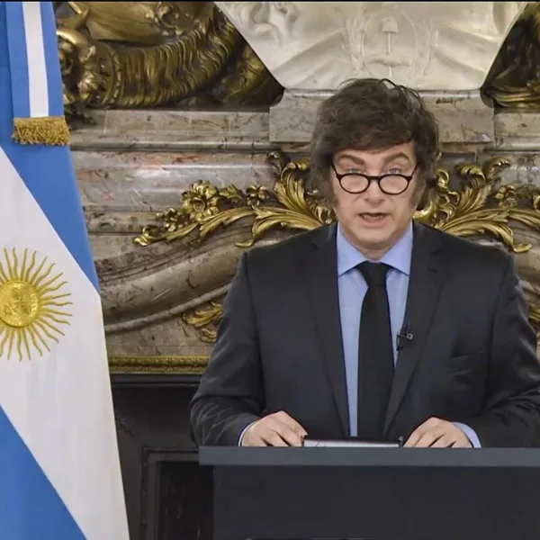 Milei viaja a Chile y afina los detalles de la cadena nacional