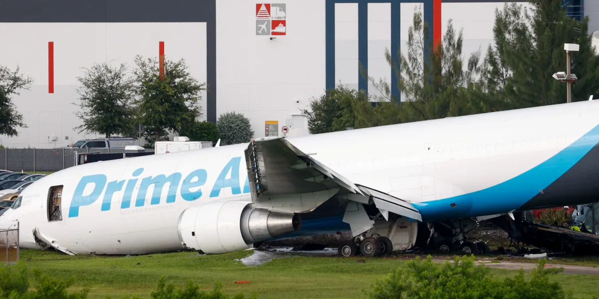 Un avión de carga Boeing 767 se estrelló cerca del Aeropuerto de Miami y quedó envuelto en llamas