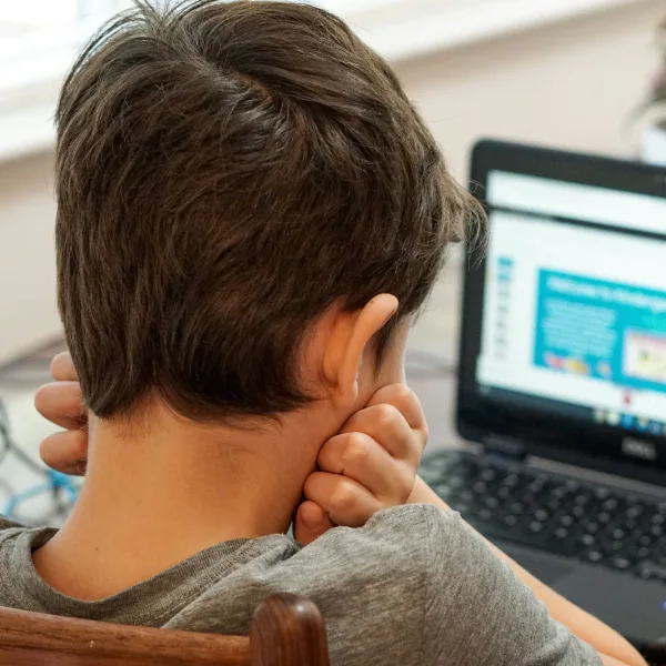 Bullying y ciberbullying: la SAP advierte que el acoso ya no termina al salir de la escuela