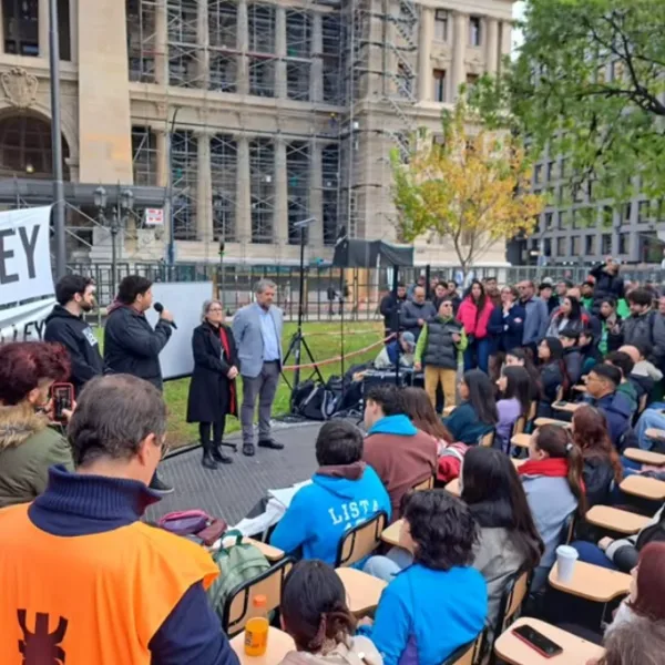 Docentes de la UBA encabezan clases públicas para reclamar la aplicación de la Ley de Financiamiento Universitario