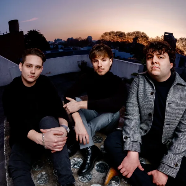 En el Cosmos presenta su disco debut homónimo