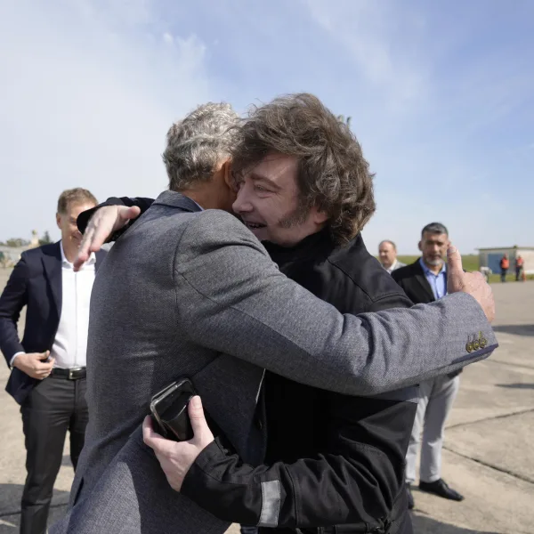 Milei combinó recorridas industriales con un acto militante en Bahía Blanca
