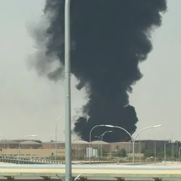 Arabia Saudita activó una alerta aérea en Riad tras explosiones cercanas al aeropuerto