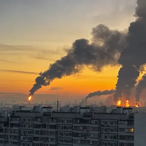 Zelenski confirmó ataques masivos con drones contra la refinería de Moscú