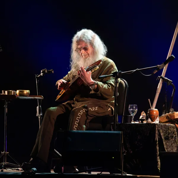 Gustavo Santaolalla recorrió su historia musical en el Teatro Colón