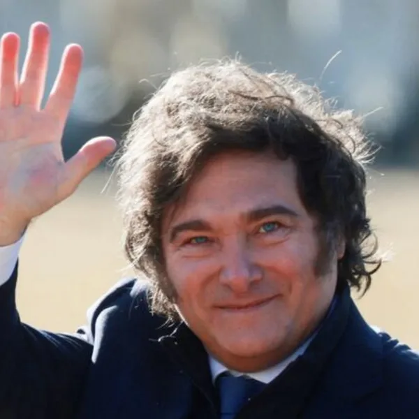 Milei viaja a París con una comitiva de funcionarios, gobernadores y empresarios