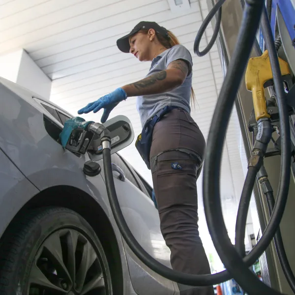 Postergan hasta noviembre el aumento en los impuestos a los combustibles