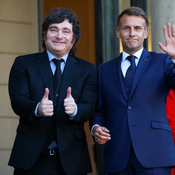 Javier Milei fue recibido por Emmanuel Macron en el Palacio del Elíseo