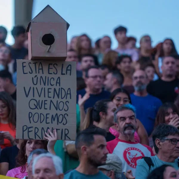 Multitudinarias protestas en España por crisis habitacional  