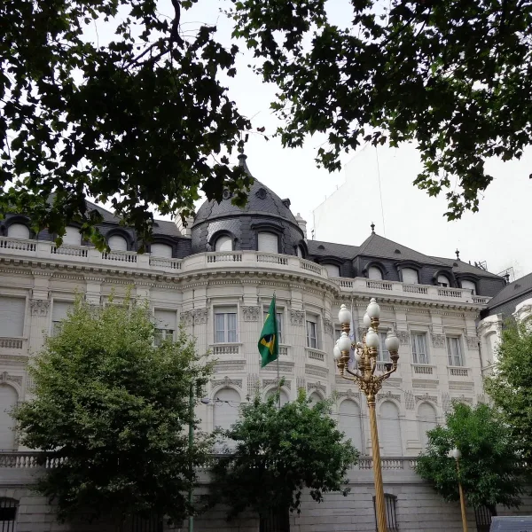Elecciones en Brasil: masiva votación, cruce de consignas y un detenido frente a la Embajada en Buenos Aires