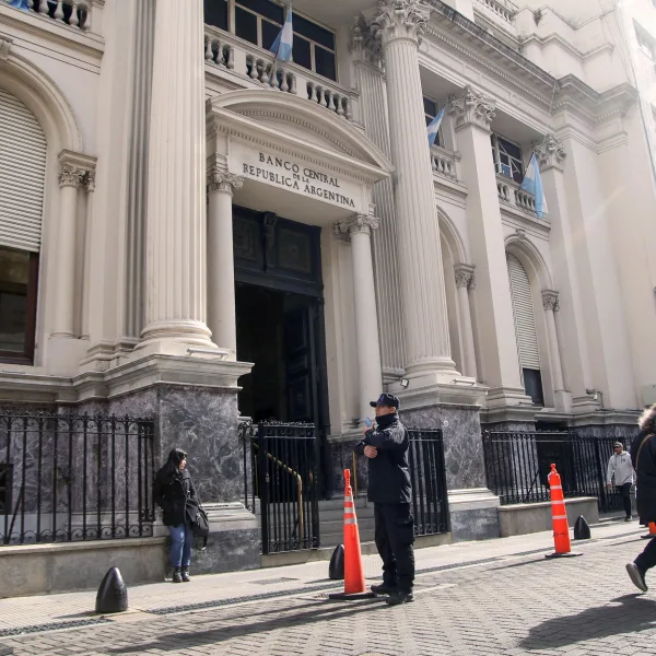 Para el vice del BCRA, la compra de dólares es "estabilizadora" y la mora empezó a ceder