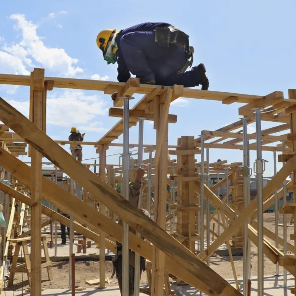 La construcción creció 0,4% en agosto pero cayó en la comparación interanual
