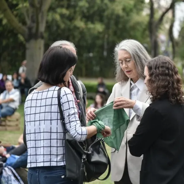 El día que la ganadora del Premio Nobel de Literatura, Anne Carson visitó Argentina y recibió el pañuelo verde