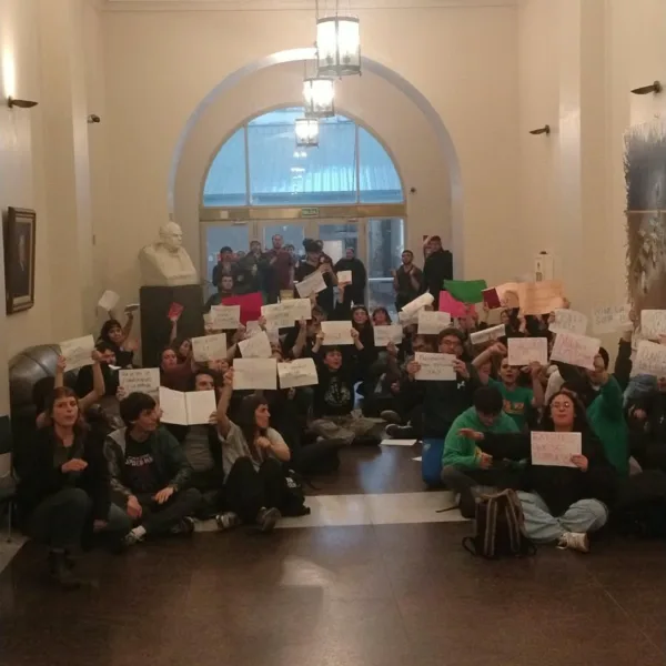 Conflicto universitario: estudiantes irrumpen en la Secretaría de Educación y el Gobierno presentará una denuncia