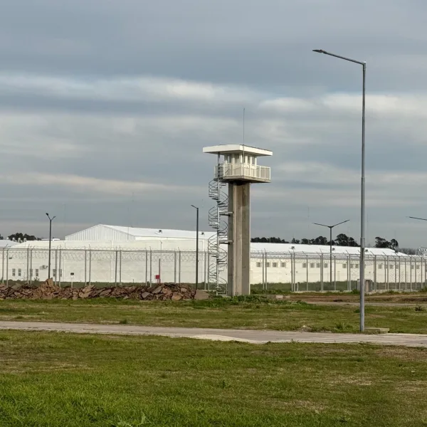Pulseras con QR y trayectos cronometrados: cómo será el traslado de presos de Devoto a Marcos Paz