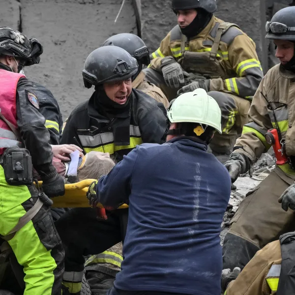 Ucrania atacó una terminal petrolera en Rusia y Moscú bombardeó Zaporiyia: al menos ocho muertos