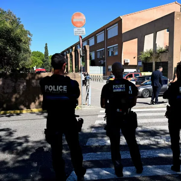 Un alumno de 14 años disparó contra el director y una profesora en un colegio de Francia