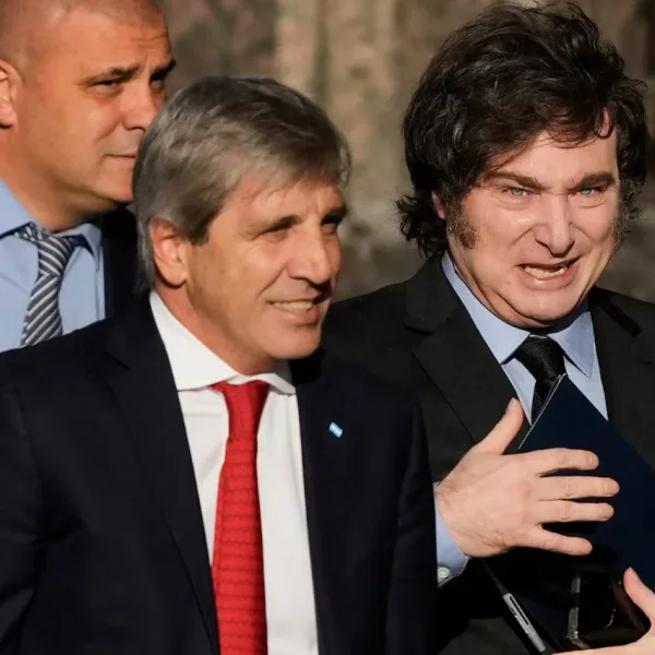 Resumen: Milei sostiene a Caputo - Evalúan modificar visita del Papa - Pueblos originarios movilizan a casa de CFK