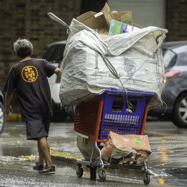 Una familia con dos hijos necesita ganar $1.632.505 por mes para no ser pobre