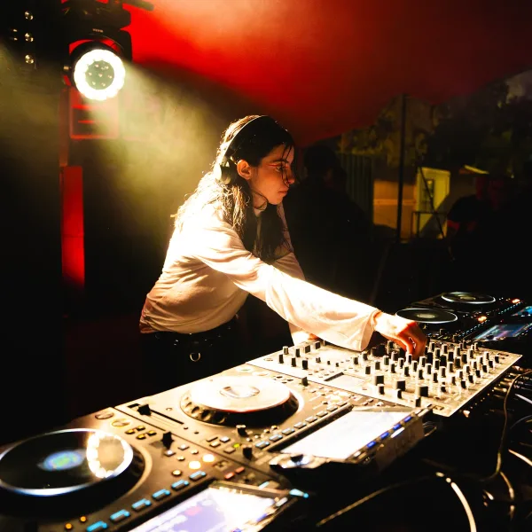 Franzizca lanzó “AMIGA”, un álbum de ocho tracks que explora emociones a través de la electrónica