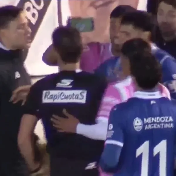 Lamolina cobró un penal que no fue, los jugadores de All Boys le mostraron un celular y lo anuló