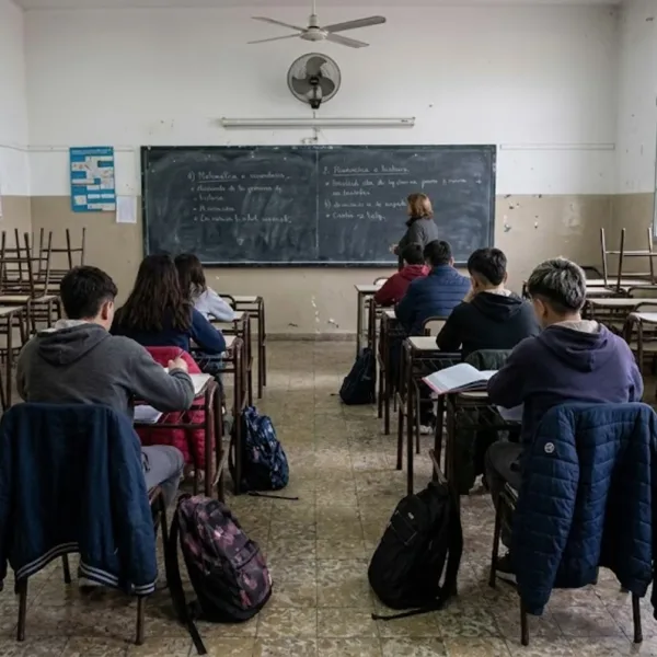 Sólo el 20% de los alumnos llega a la mitad de la secundaria en tiempo y forma