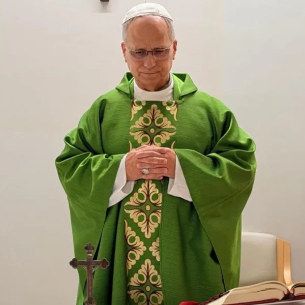 Difunden las primeras fotos del Papa tras la operación: "Mejora constante"