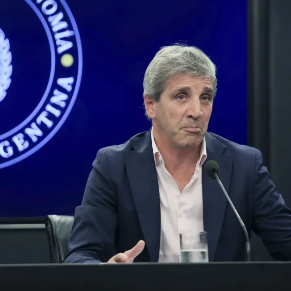 Luis Caputo aseguró que hay un "excedente de dólares" y anticipó el fin de las restricciones cambiarias