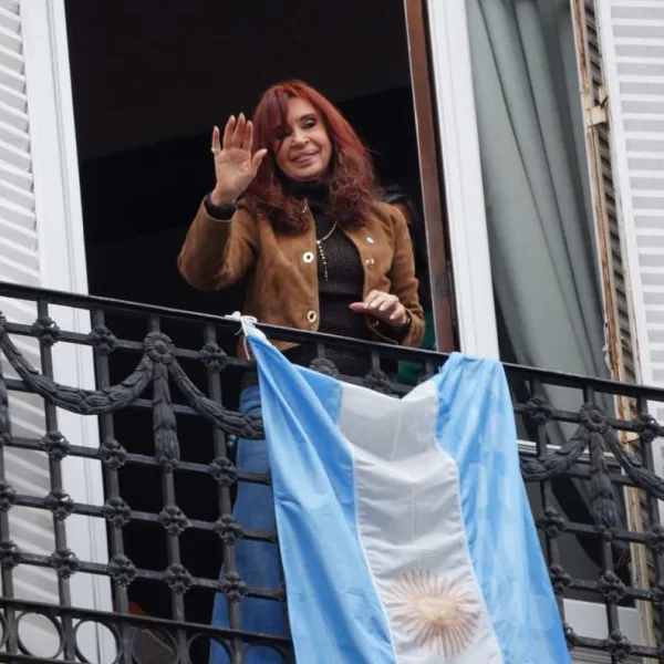 Día de la Lealtad: Cristina Kirchner salió al balcón para saludar a la militancia reunida en San José 1111