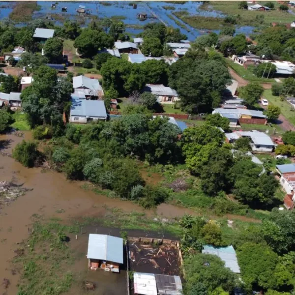 Crecida del Paraná por El Niño deja evacuados en Argentina y Paraguay y buscan a tres desaparecidos