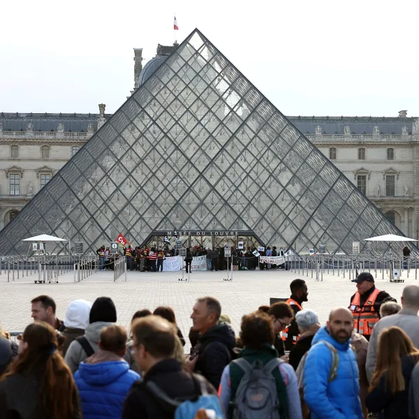 Protestas en Francia: estudiantes bloquearon el Louvre y los agricultores cortaron una autopista