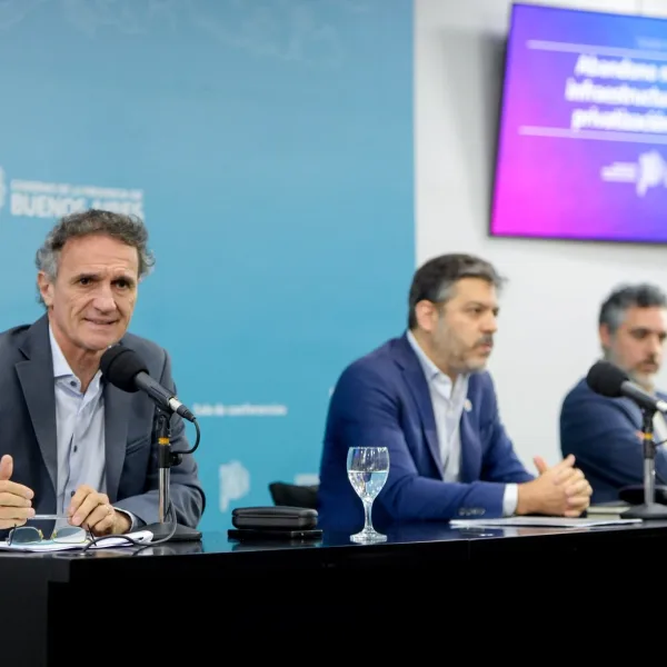 La Provincia de Buenos Aires denunciará penalmente a Javier Milei y Luis Caputo 