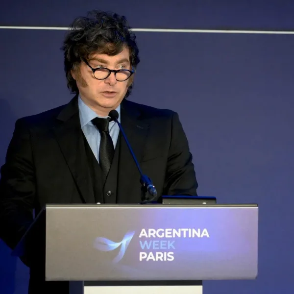 Javier Milei acusa a los periodistas de repetir "como loros una frase sin sentido"