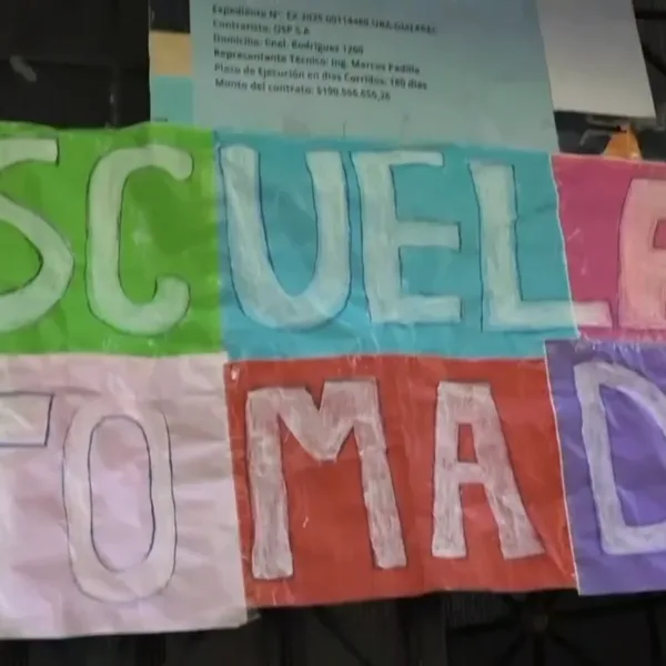 Alumnos tomaron el Colegio Carlos Pellegrini: reclaman el cumplimiento de la Ley de Financiamiento Universitario