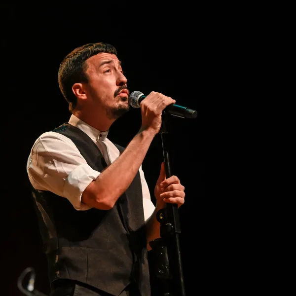 Manu Hattom celebra sus 10 años de carrera con un disco en vivo y un show